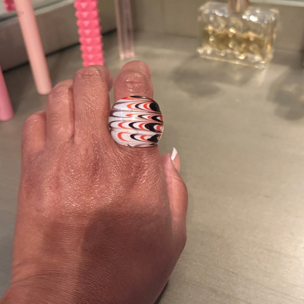 Elegant Swirl Pattern Ring - Black, Red, White